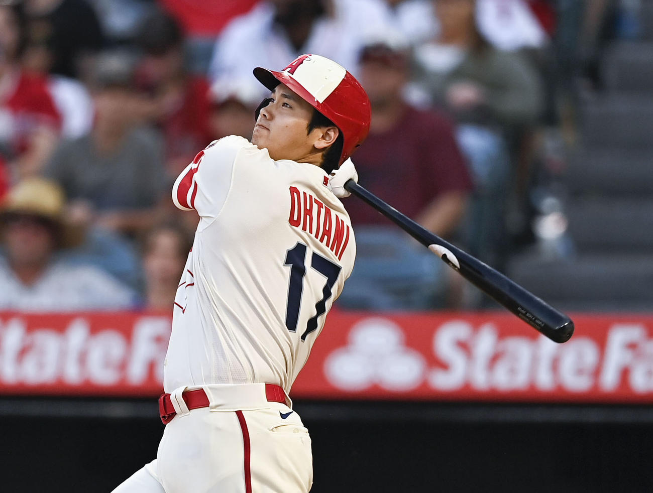 アストロズ戦の9回、2試合連続となる34号ソロを放つエンゼルス大谷＝アナハイム（共同）