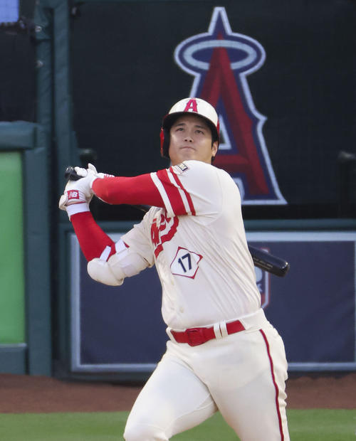 アストロズ戦の9回、2試合連続となる34号ソロを放つエンゼルス・大谷（共同）