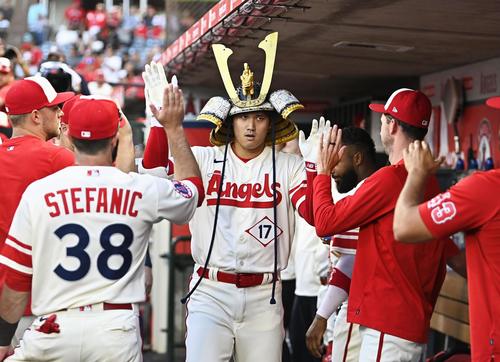 アストロズ戦の9回、34号ソロを放ちベンチでタッチを交わすエンゼルス・大谷（共同）