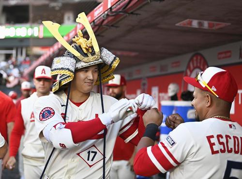 アストロズ戦の9回、34号ソロを放ちベンチでエスコバル（右）とタッチを交わすエンゼルス・大谷＝アナハイム（共同）
