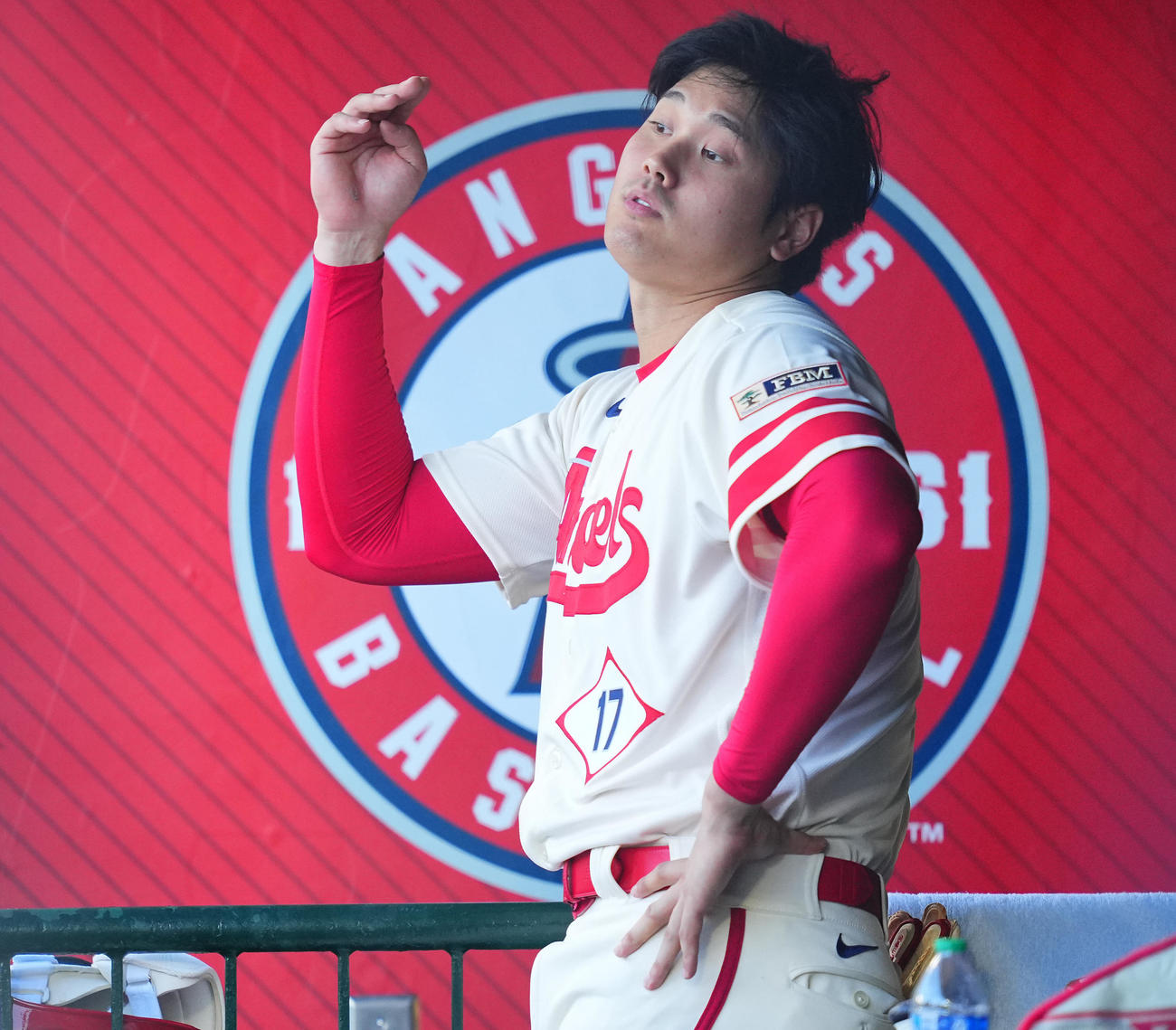 エンゼルス対アストロズ　ベンチで身振り手振りを交えてナインと話すエンゼルス大谷（撮影・垰建太）