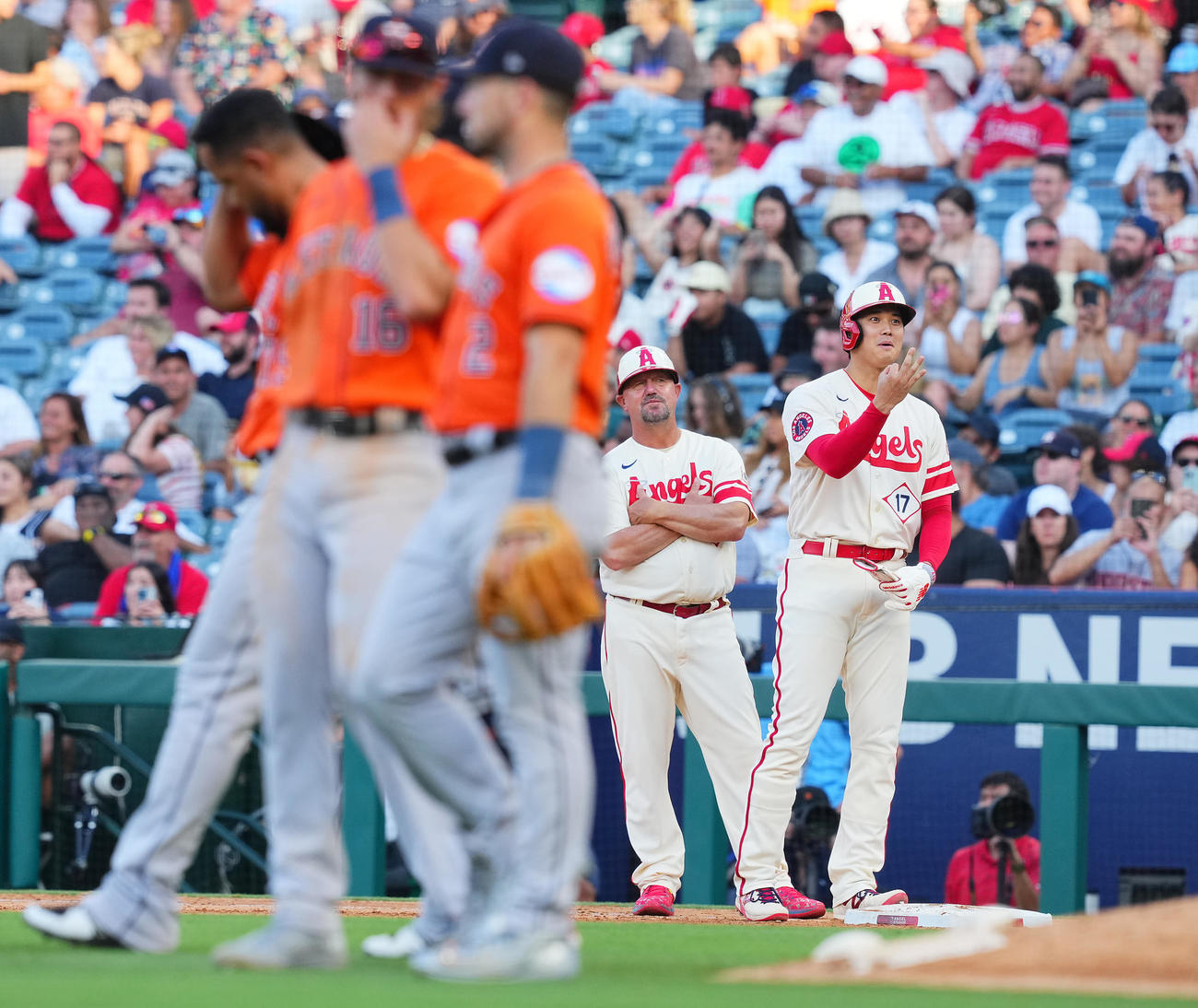 エンゼルス対アストロズ　7回裏エンゼルス2死二塁、申告敬遠で出塁しベンチに笑顔でポーズを決める大谷（右）（撮影・垰建太）