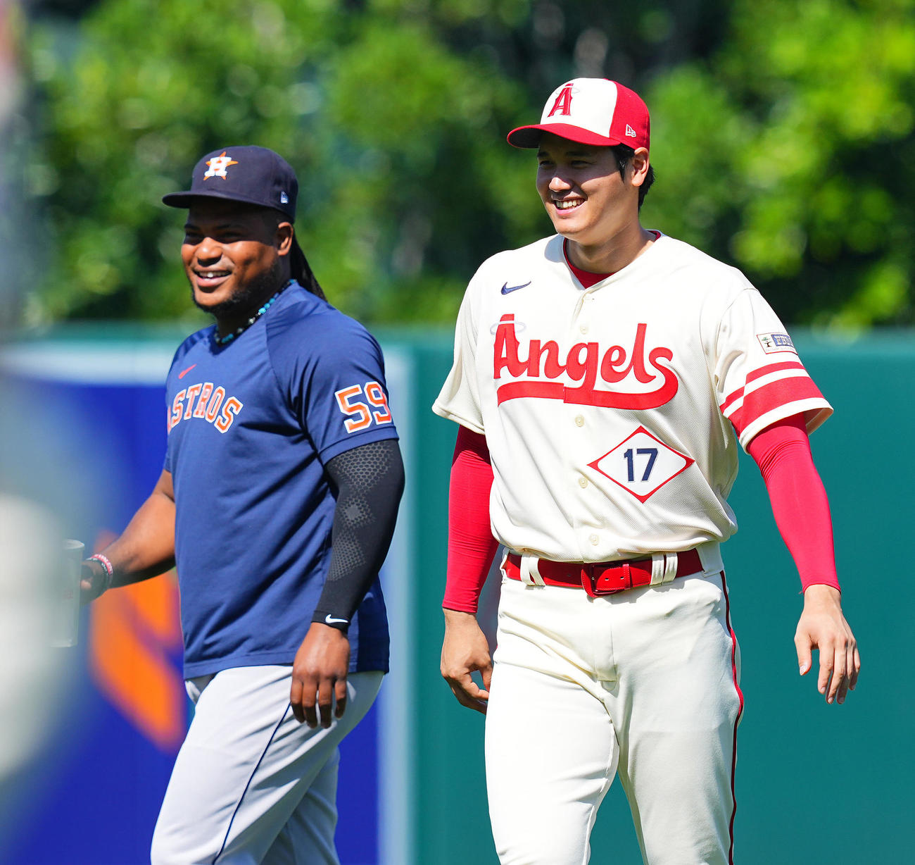 エンゼルス対アストロズ　試合前、エンゼルス大谷（右）は前日先発のアストロズのバルデスと談笑する（撮影・垰建太）