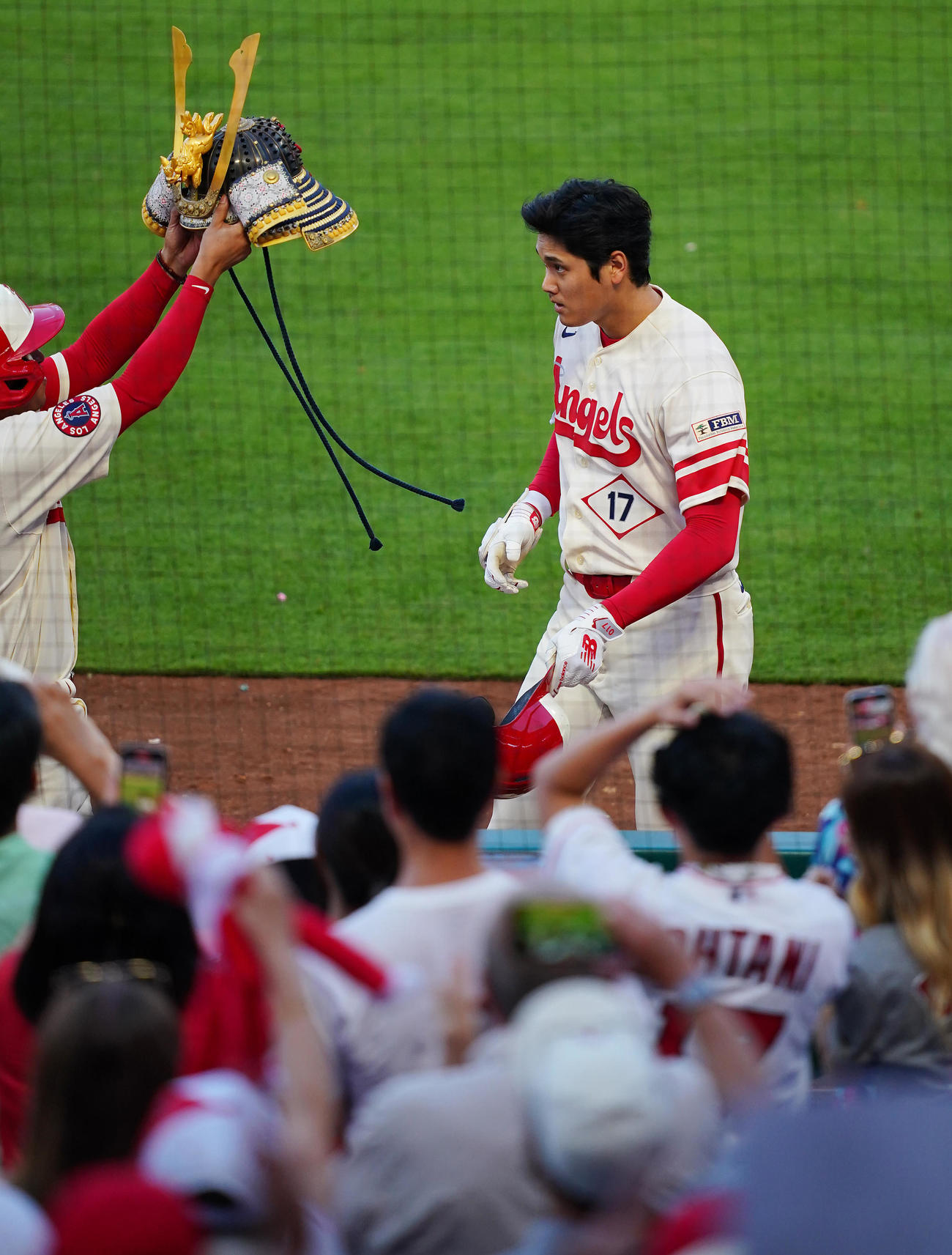 エンゼルス対アストロズ　9回裏エンゼルス1死、ソロ本塁打を放ちかぶとをかぶる大谷（撮影・垰建太）