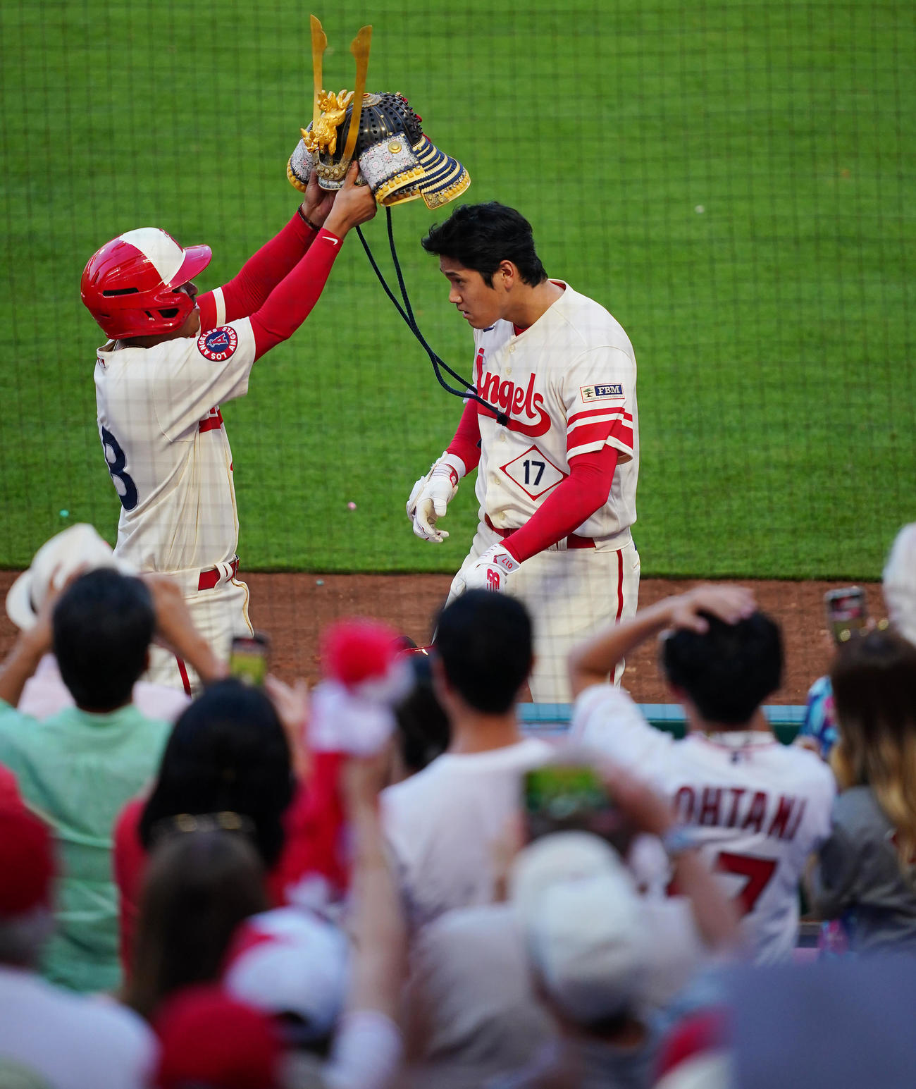 エンゼルス対アストロズ　9回裏エンゼルス1死、ソロ本塁打を放ちかぶとをかぶる大谷（撮影・垰建太）