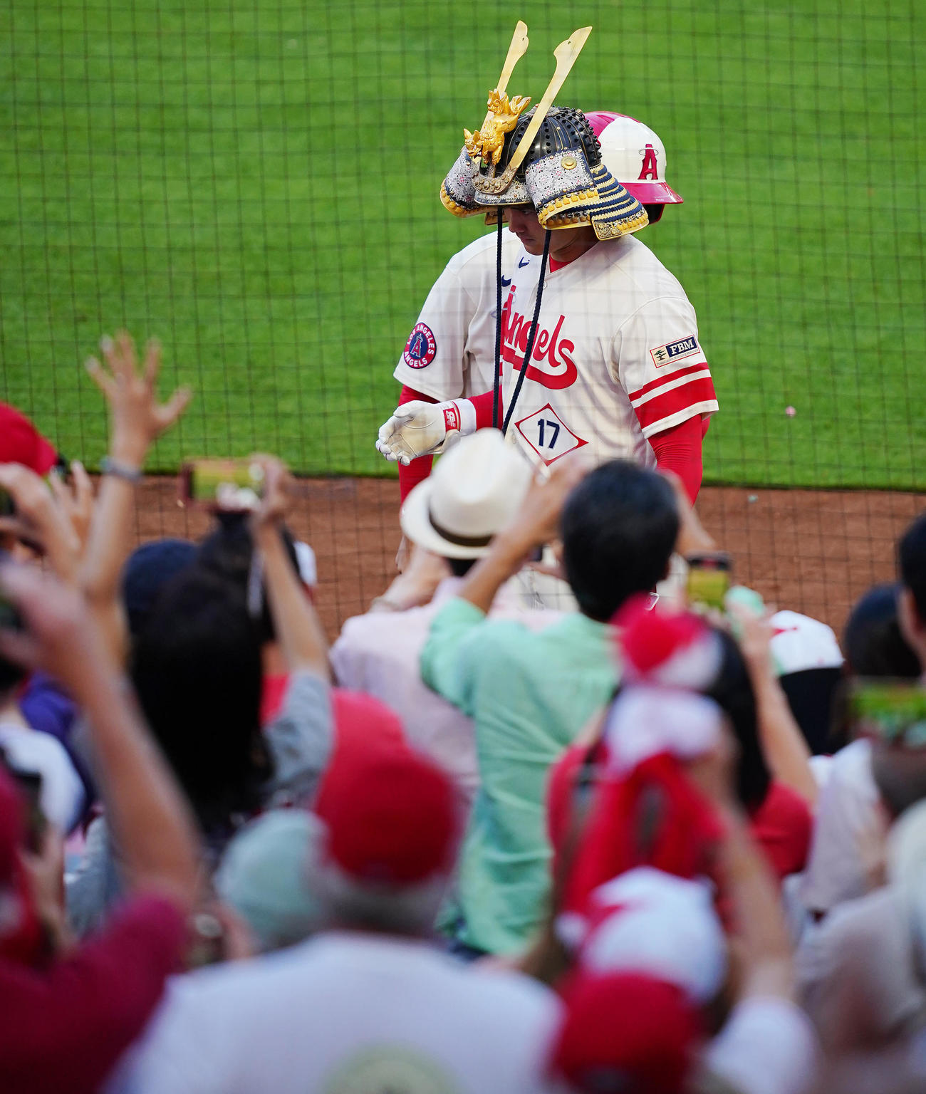 エンゼルス対アストロズ　9回裏エンゼルス1死、ソロ本塁打を放ちかぶとをかぶる大谷（撮影・垰建太）