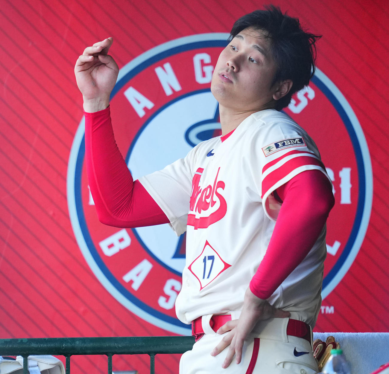 エンゼルス対アストロズ　ベンチで身振り手振りを交えてナインと話すエンゼルス大谷（撮影・垰建太）