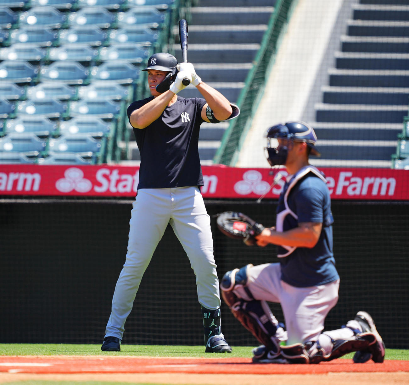 エンゼルス対ヤンキース　試合前、ライブBPに臨むヤンキースのジャッジ（左）（撮影・垰建太）