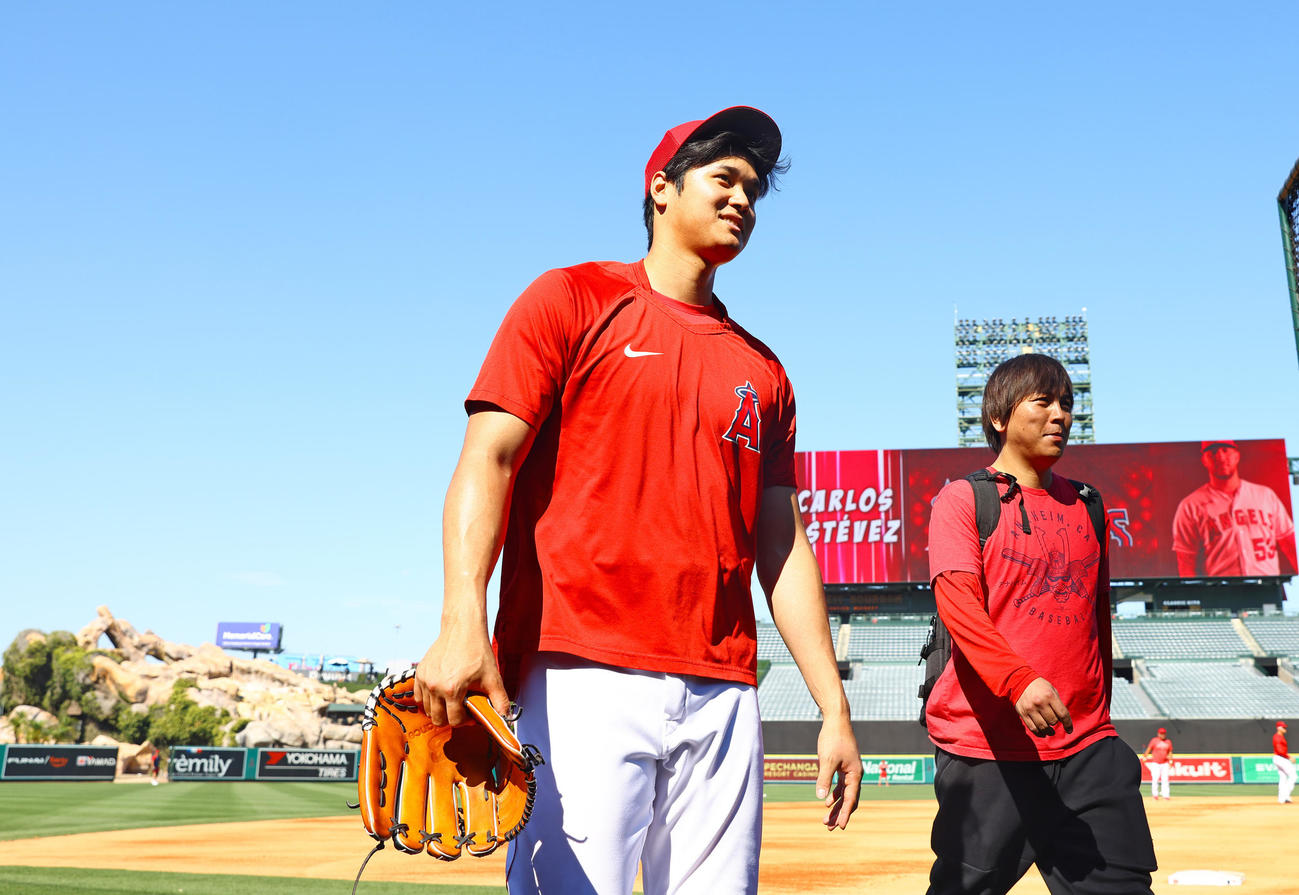 エンゼルス対ヤンキース　試合前練習を終え笑顔で引き揚げるエンゼルス大谷（左）と水原通訳（撮影・垰建太）