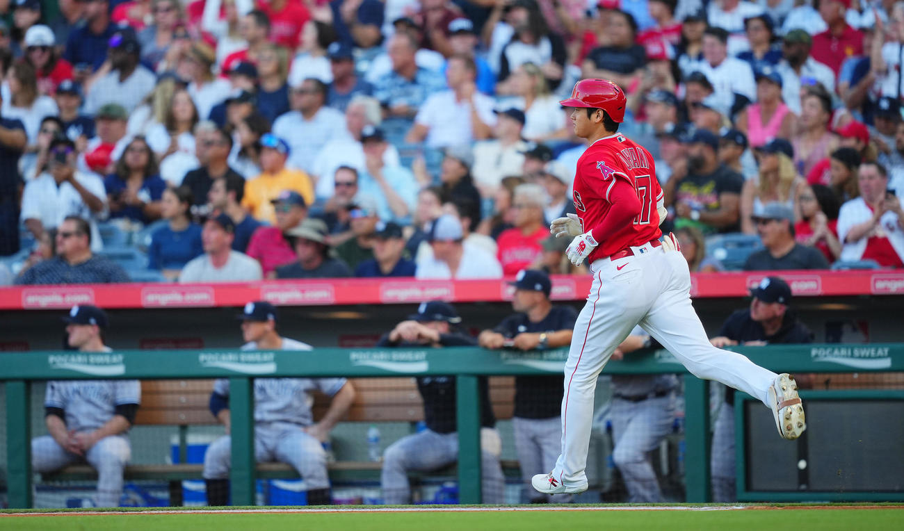 エンゼルス対ヤンキース　1回裏エンゼルス1死、右前打を放つ大谷（撮影・垰建太）