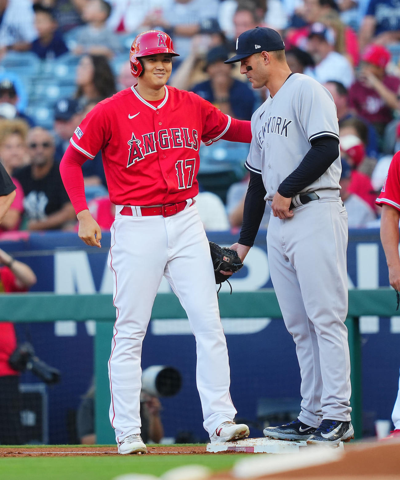エンゼルス対ヤンキース　1回裏エンゼルス1死、右前打を放ち塁上でリゾ（右）と笑顔であいさつを交わす大谷（撮影・垰建太）