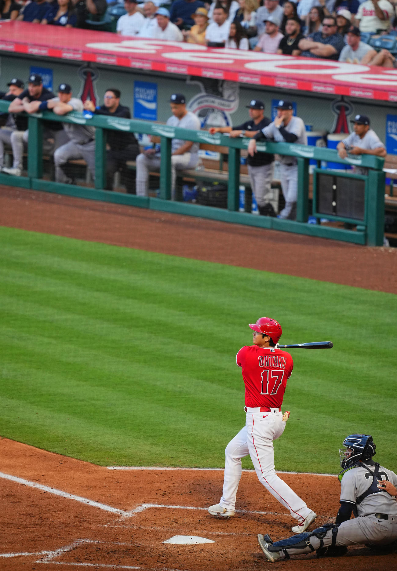 エンゼルス対ヤンキース　3回裏エンゼルス1死一塁、ヤンキースナインが見つめる中、左中間に二塁打を放つ大谷（撮影・垰建太）