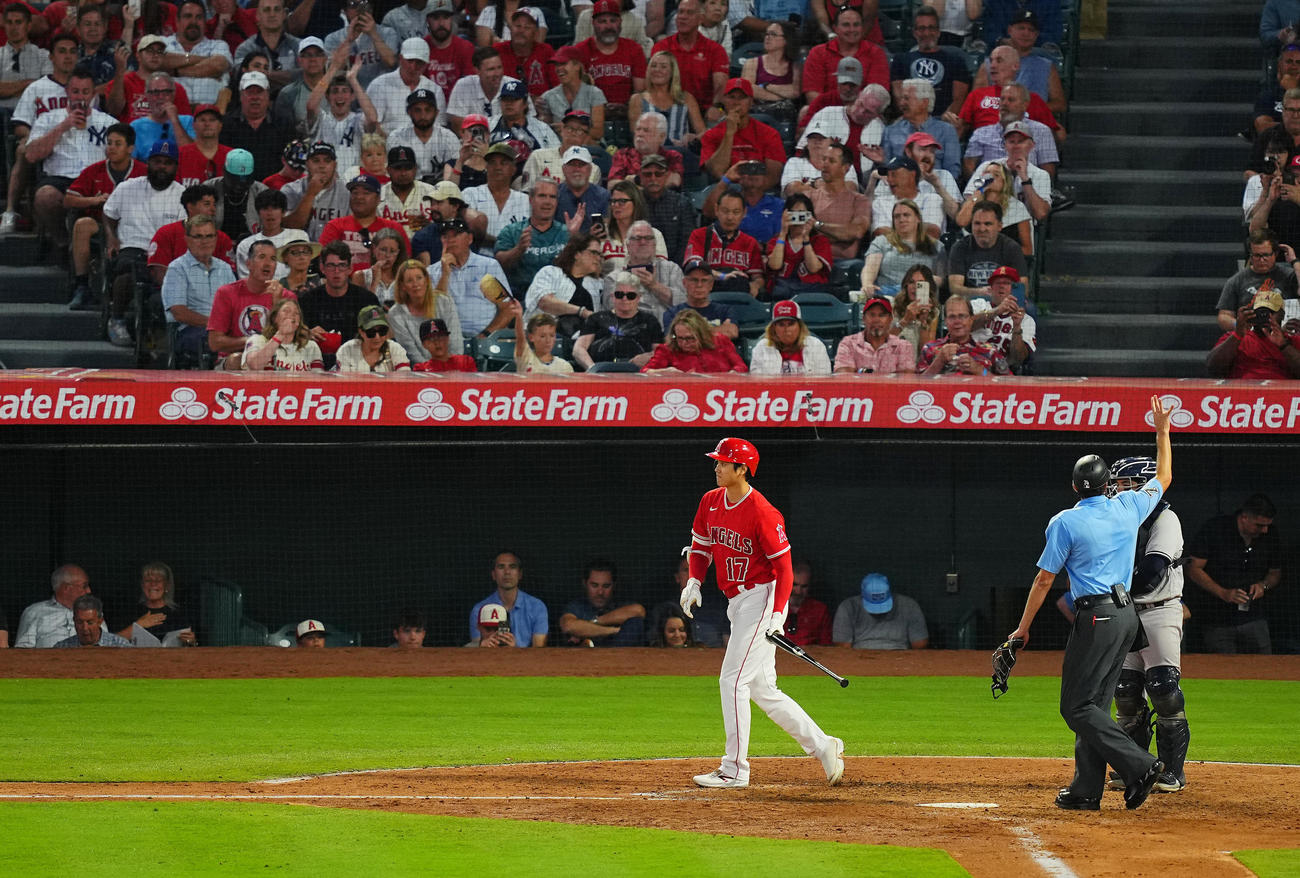 エンゼルス対ヤンキース　5回裏エンゼルス2死一、三塁、申告敬遠を受ける大谷にファンもブーイング（撮影・垰建太）