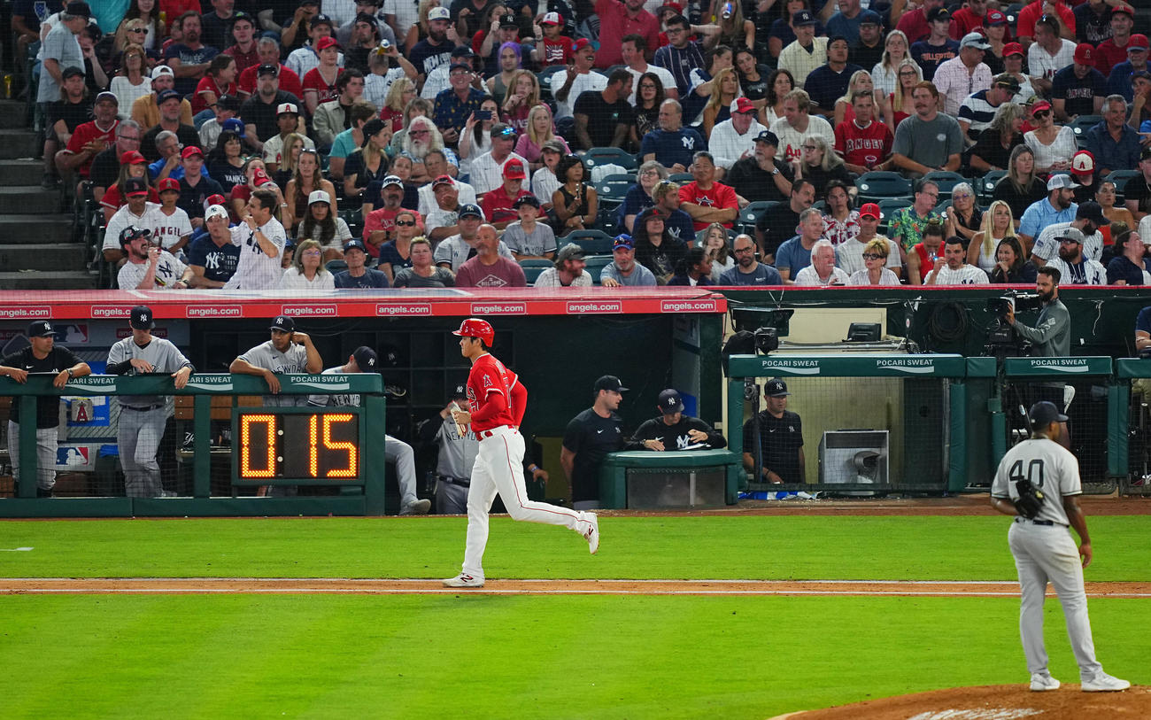 エンゼルス対ヤンキース　5回裏エンゼルス2死一、三塁、申告敬遠を受ける大谷（中央）。手前はヤンキース先発のセベリーノ（撮影・垰建太）