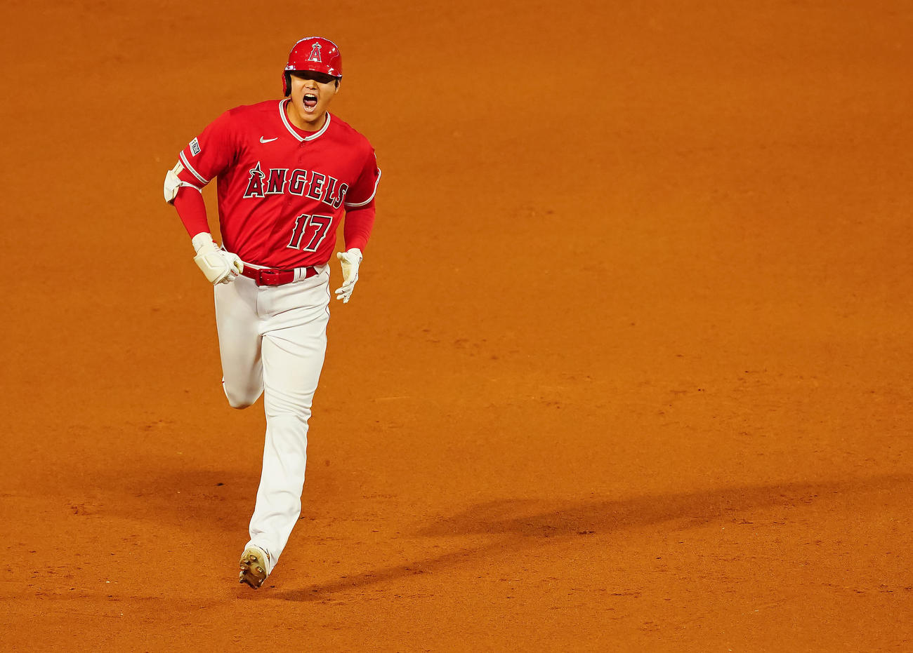 エンゼルス対ヤンキース　7回裏エンゼルス2死一塁、2点本塁打を放ち雄たけびを上げながらダイヤモンドを回る大谷（撮影・垰建太）