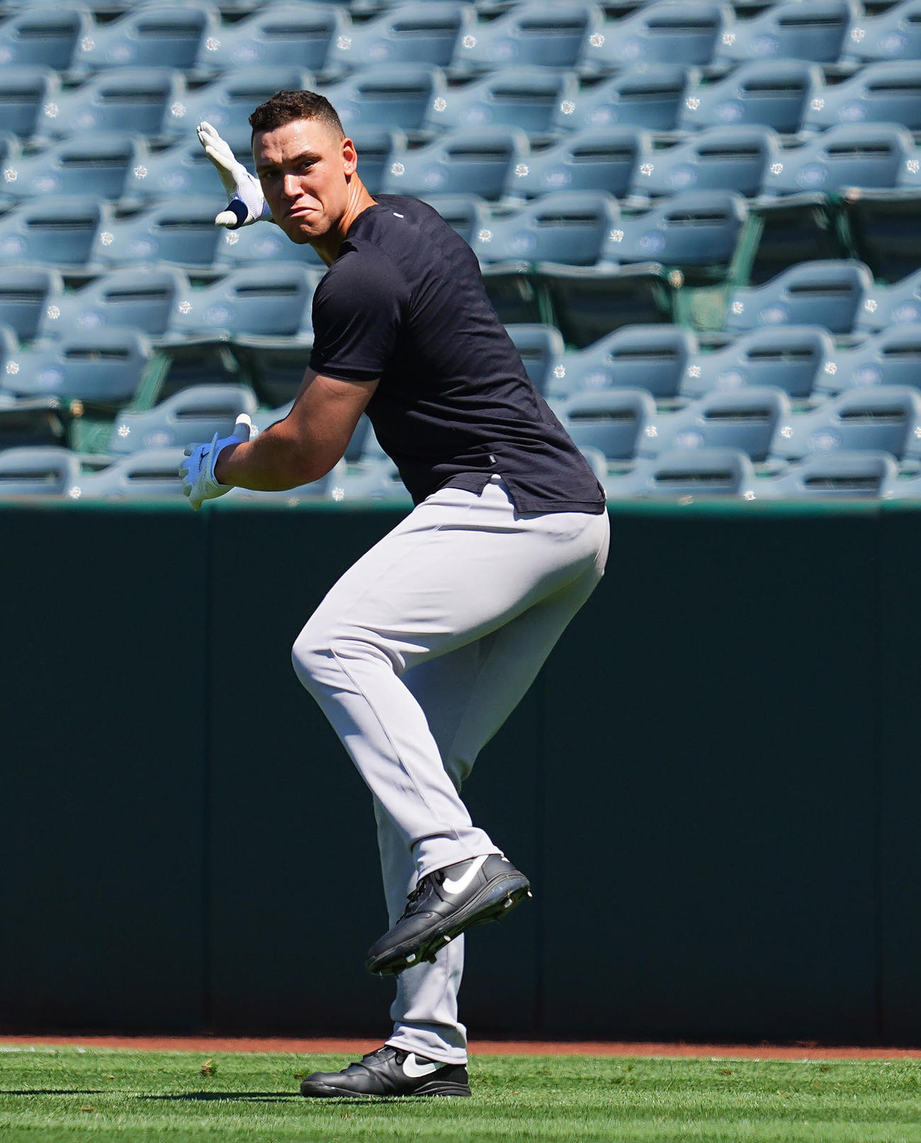 エンゼルス対ヤンキース　試合前、調整するヤンキースのジャッジ（撮影・垰建太）