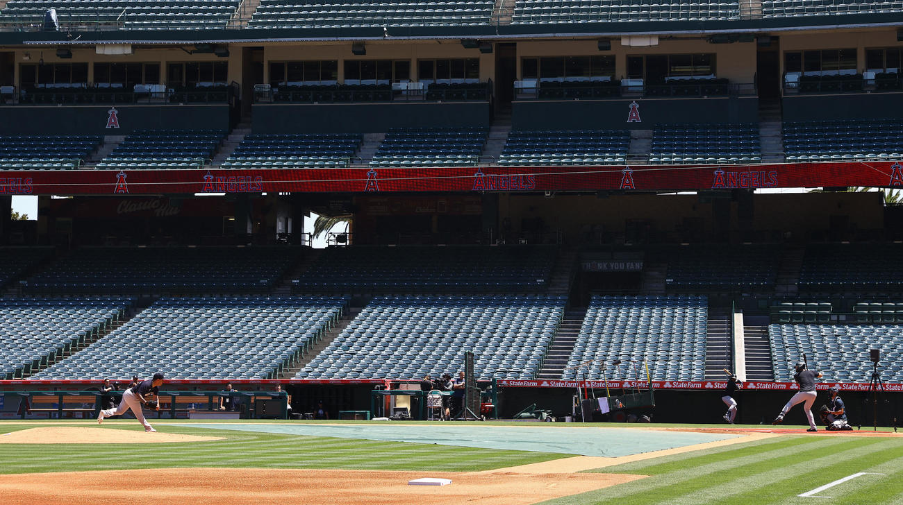 エンゼルス対ヤンキース　試合前、打席に立ちライブBPに臨むヤンキースのジャッジ（右）（撮影・垰建太）