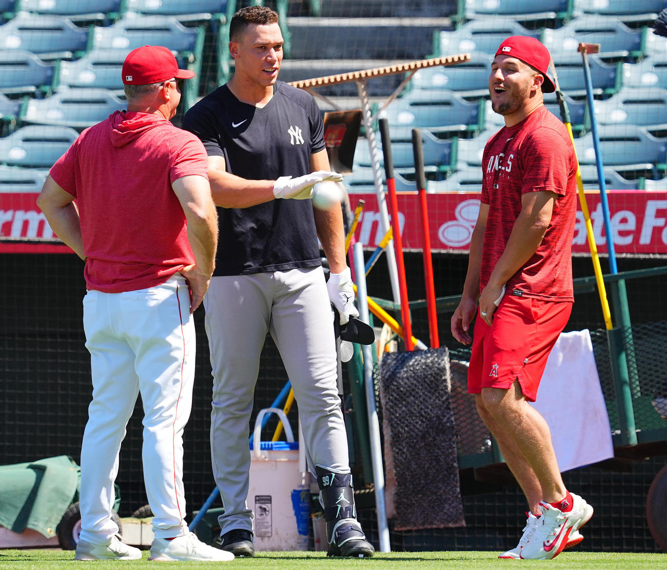 エンゼルス対ヤンキース　試合前、談笑するヤンキースのジャッジ（中央）とエンゼルスのトラウト（右）、ネビン監督（撮影・垰建太）