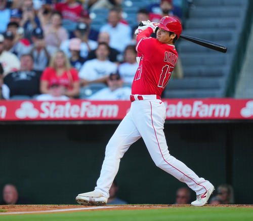 エンゼルス対ヤンキース　1回裏エンゼルス1死、右前打を放つ大谷（撮影・垰建太）