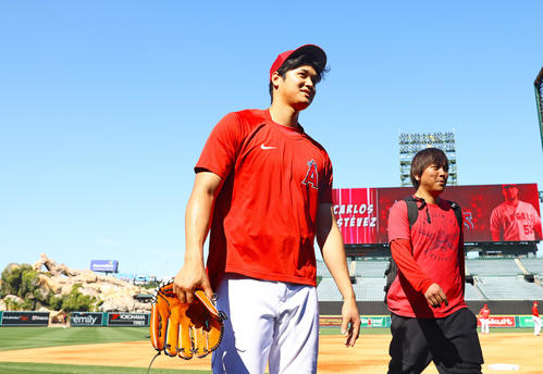 エンゼルス対ヤンキース　試合前練習を終え笑顔で引き揚げるエンゼルス大谷（左）と水原通訳（撮影・垰建太）