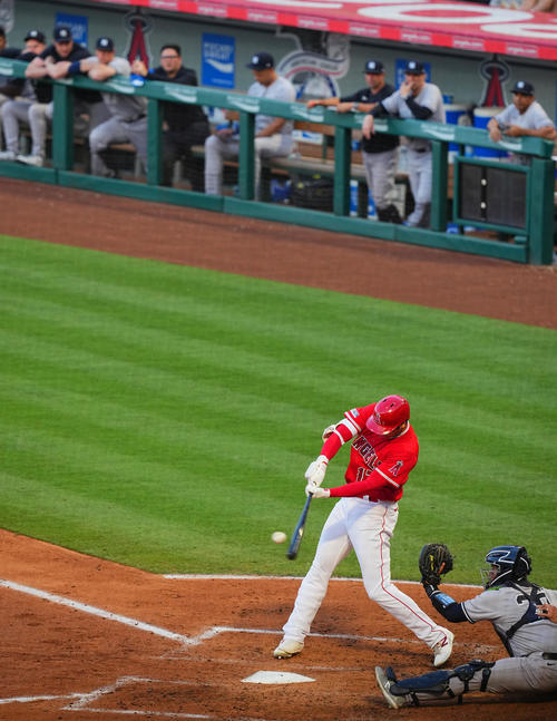 エンゼルス対ヤンキース　3回裏エンゼルス1死一塁、ヤンキースナインが見つめる中、左中間に二塁打を放つ大谷（撮影・垰建太）