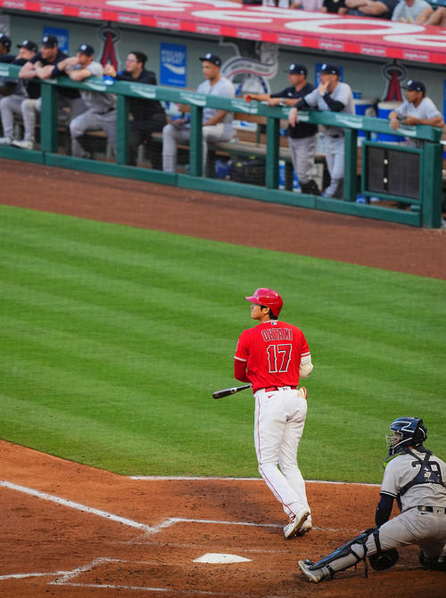 エンゼルス対ヤンキース　3回裏エンゼルス1死一塁、ヤンキースナインが見つめる中、左中間に二塁打を放つ大谷（撮影・垰建太）