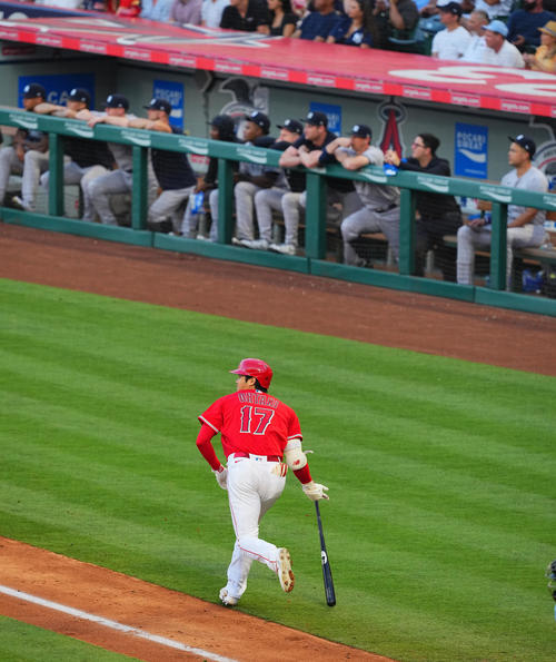 エンゼルス対ヤンキース　3回裏エンゼルス1死一塁、ヤンキースナインが見つめる中、左中間に二塁打を放つ大谷（撮影・垰建太）