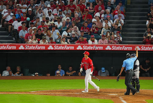 エンゼルス対ヤンキース　5回裏エンゼルス2死一、三塁、申告敬遠を受ける大谷にファンもブーイング（撮影・垰建太）