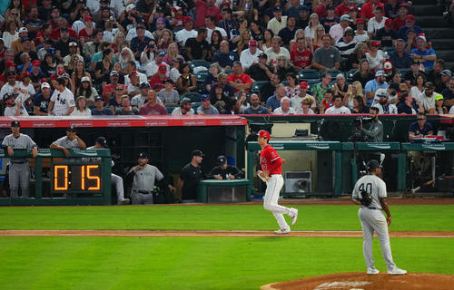 エンゼルス対ヤンキース　5回裏エンゼルス2死一、三塁、申告敬遠を受ける大谷（中央）。手前はヤンキース先発のセベリーノ（撮影・垰建太）