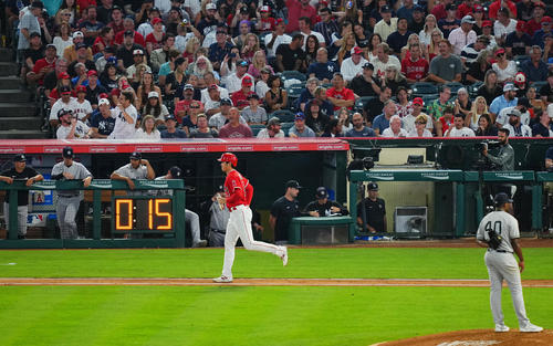 エンゼルス対ヤンキース　5回裏エンゼルス2死一、三塁、申告敬遠を受ける大谷（中央）。手前はヤンキース先発のセベリーノ（撮影・垰建太）