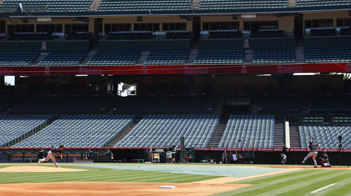 エンゼルス対ヤンキース　試合前、打席に立ちライブBPに臨むヤンキースのジャッジ（右）（撮影・垰建太）