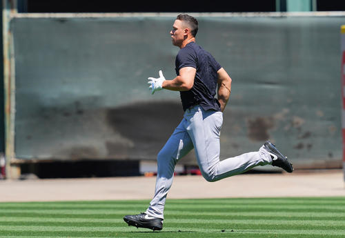 エンゼルス対ヤンキース　試合前、調整するヤンキースのジャッジ（撮影・垰建太）