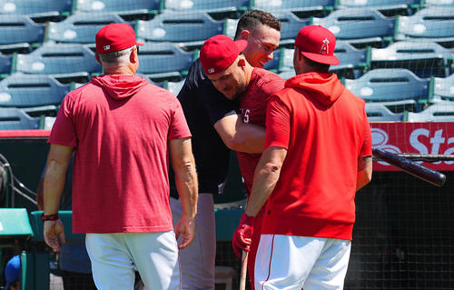 エンゼルス対ヤンキース　試合前、笑顔でハグを交わすヤンキースのジャッジ（中央左）とエンゼルスのトラウト（同右）（撮影・垰建太）