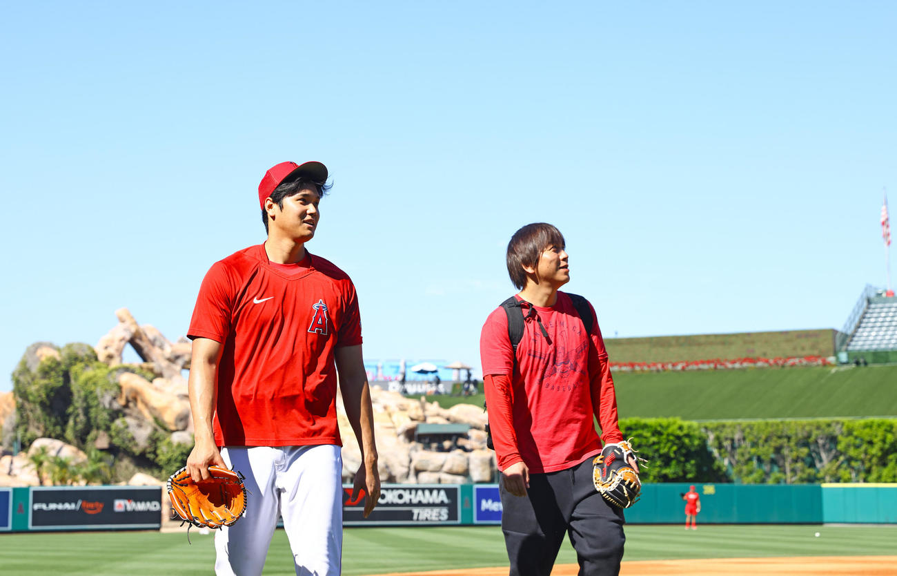 エンゼルス対ヤンキース　試合前練習を終え笑顔で引き揚げるエンゼルス大谷（左）と水原通訳（撮影・垰建太）