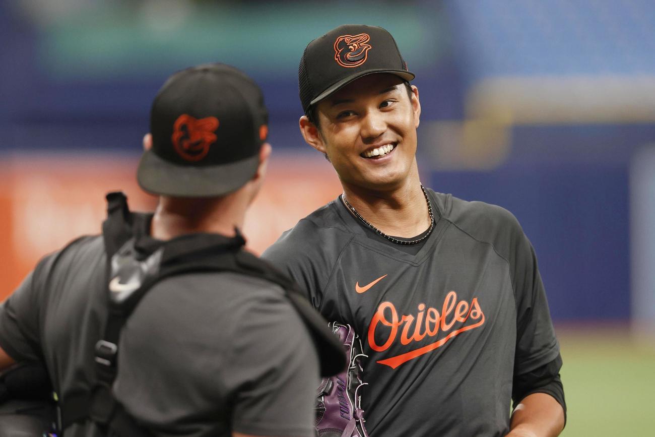 試合前にマキャン捕手（左）と話すオリオールズ・藤浪＝セントピーターズバーグ（AP＝共同）