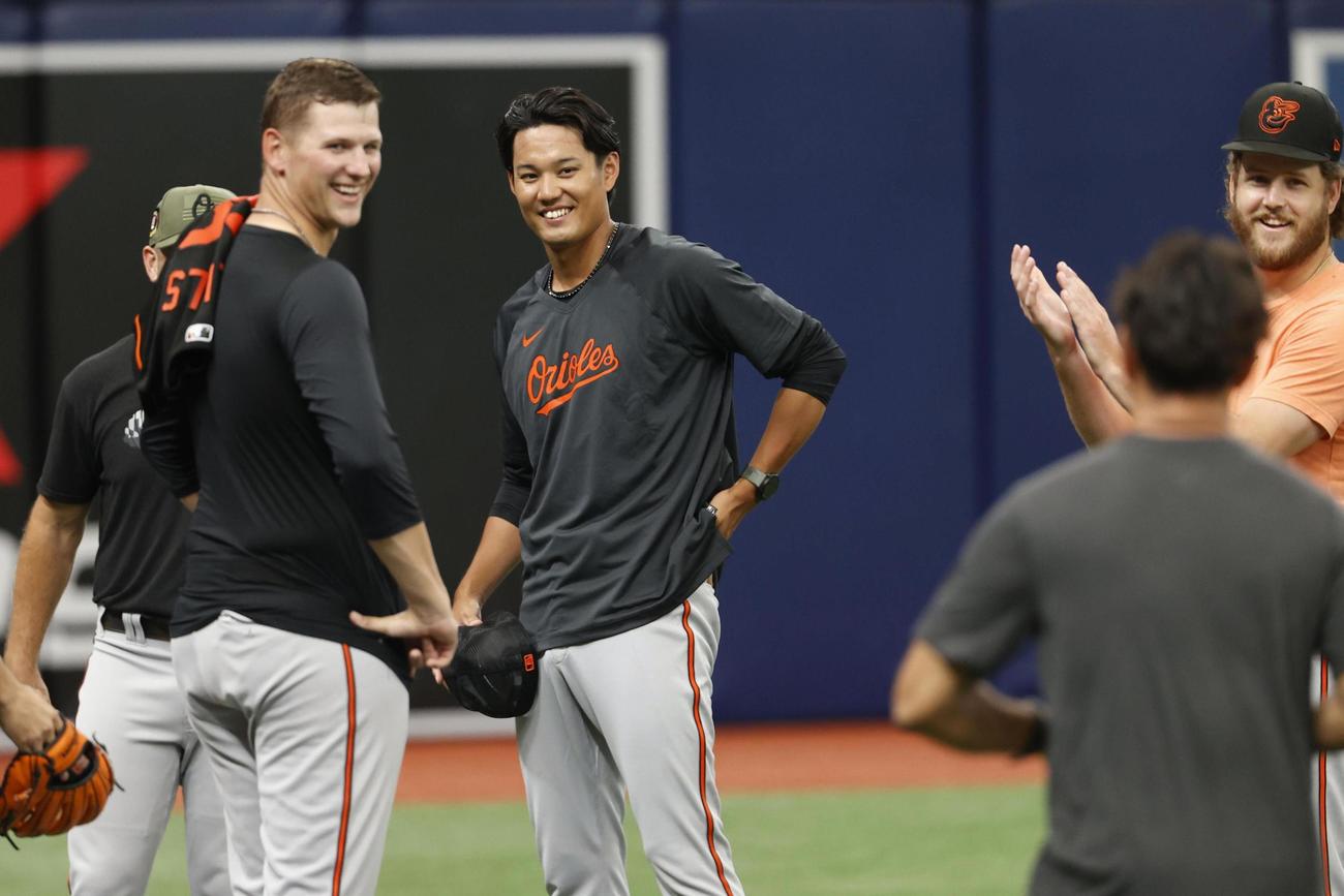 試合前にチームメートと笑顔を見せるオリオールズ・藤浪＝セントピーターズバーグ（AP＝共同）