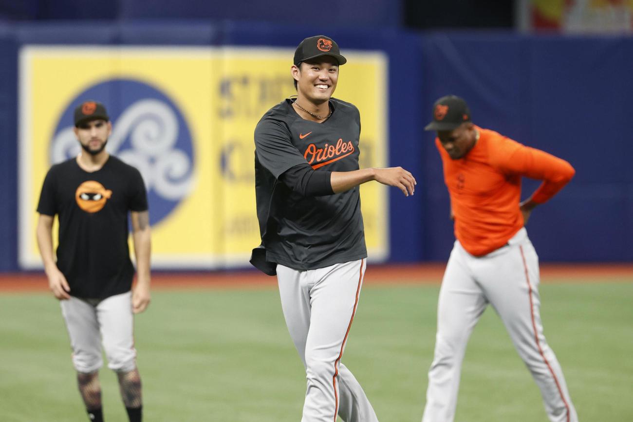 試合前にストレッチするオリオールズ・藤浪＝セントピーターズバーグ（AP＝共同）