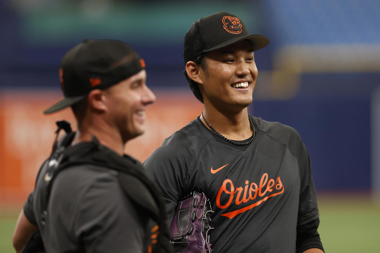 ジェームズ・マッキャンと話すボルチモア・オリオールズの藤浪晋太郎（右）（AP）