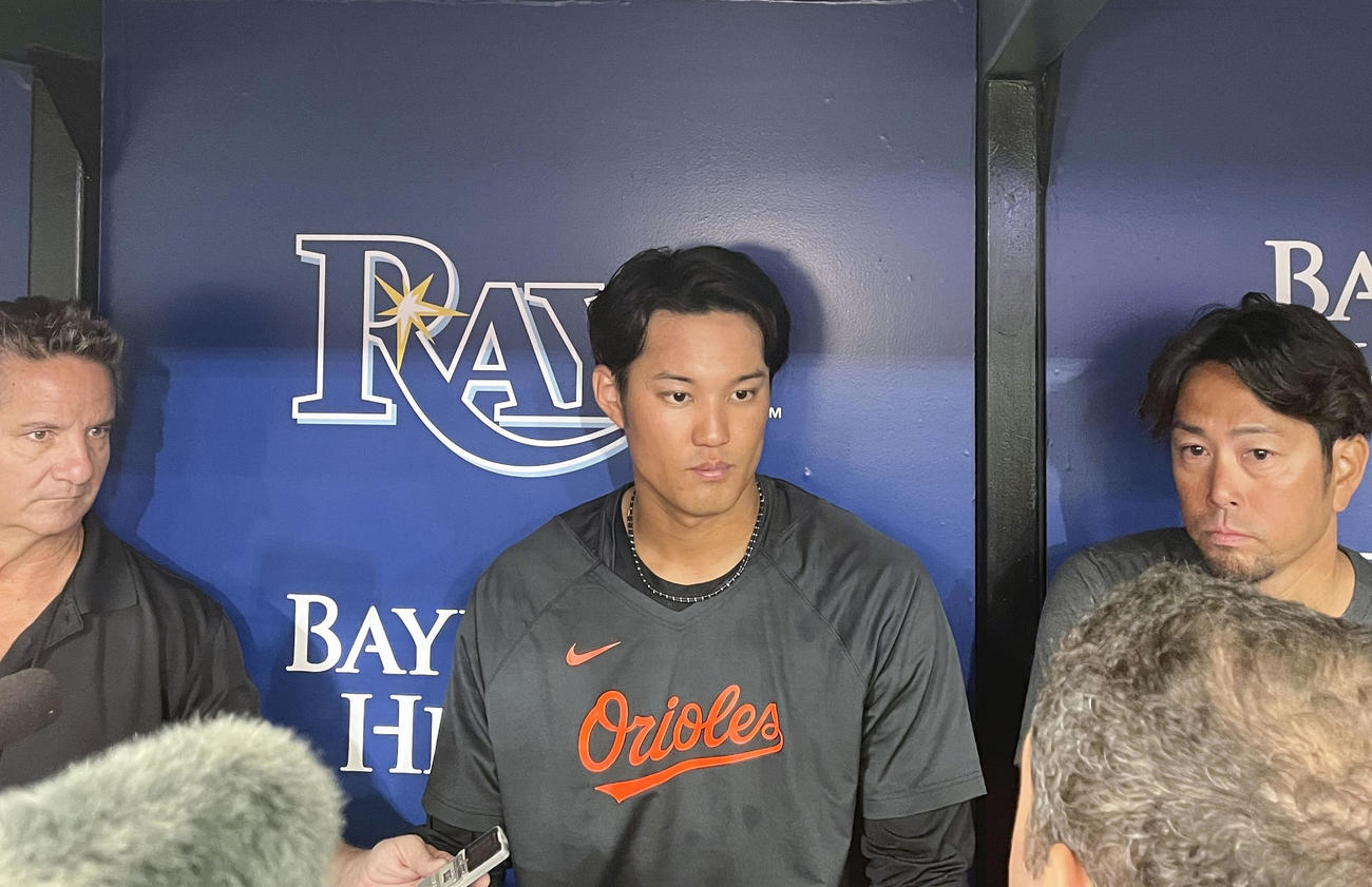 試合前に取材を受けるオリオールズ・藤浪（中央）（共同）