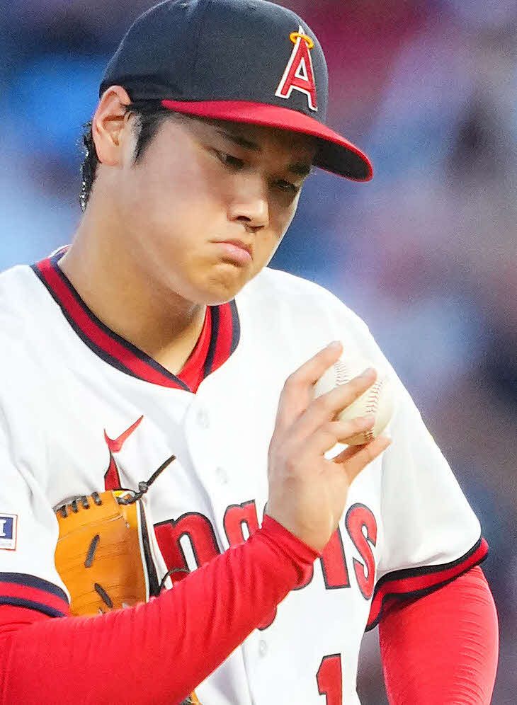 エンゼルス対パイレーツ　5回表、渋い表情でボールを見つめるエンゼルス大谷（撮影・垰建太）
