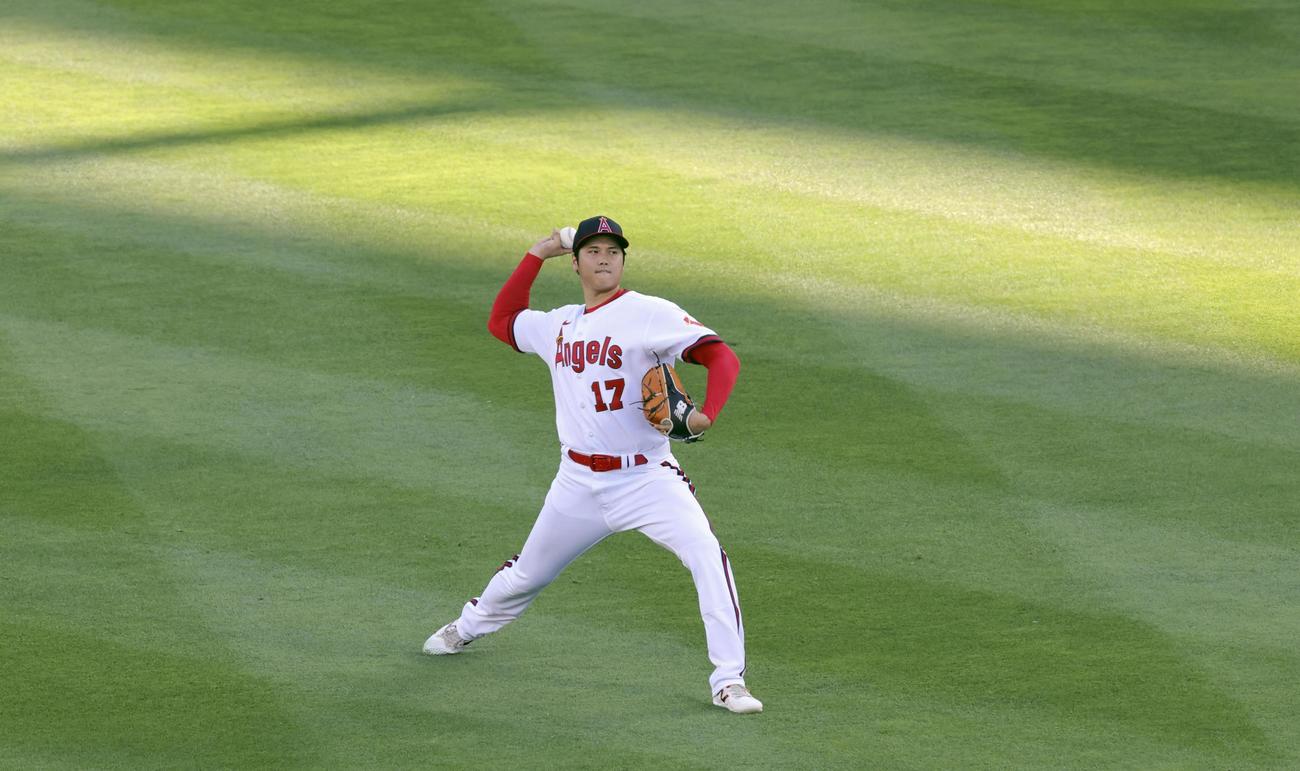 試合前、キャッチボールするエンゼルス大谷（共同）