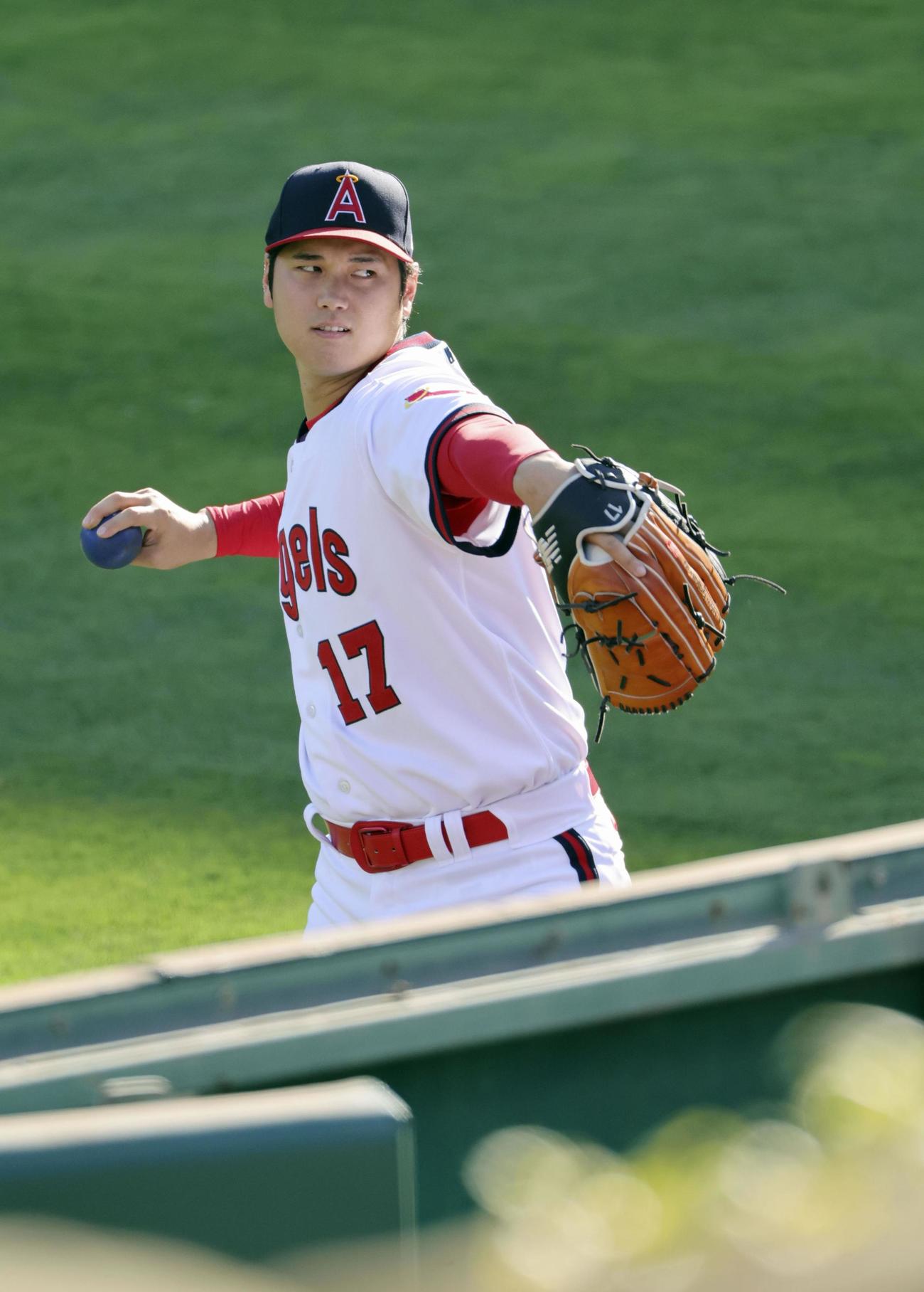 試合前、調整するエンゼルス大谷（共同）