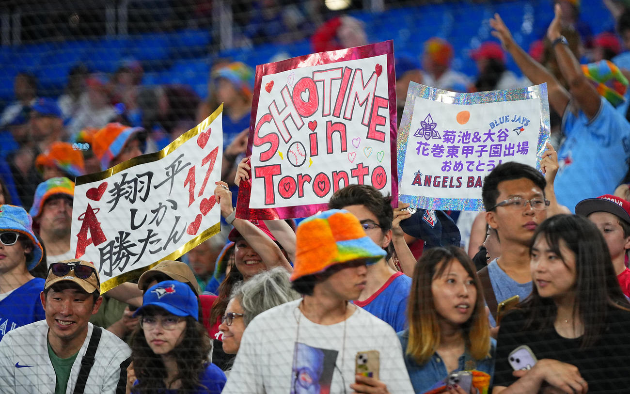 ブルージェイズ対エンゼルス　試合前、エンゼルス大谷を待つトロントのファン（撮影・垰建太）