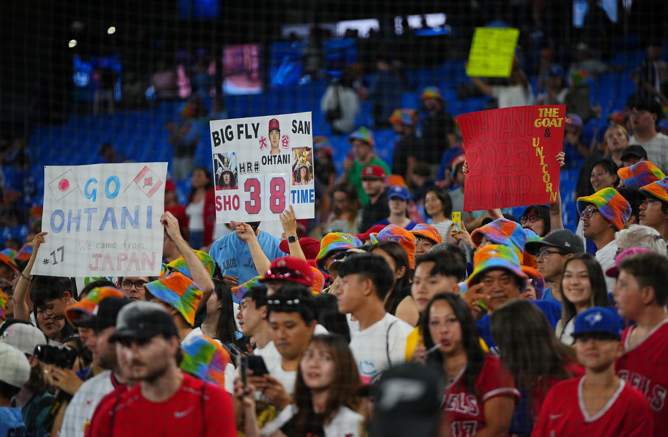 ブルージェイズ対エンゼルス　試合前、エンゼルス大谷を待つトロントのファン（撮影・垰建太）