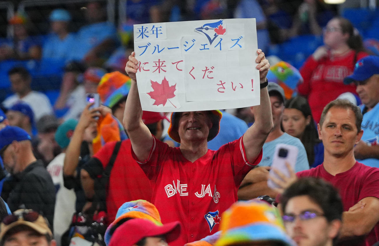 ブルージェイズ対エンゼルス　試合前、エンゼルス大谷を待つトロントのファン（撮影・垰建太）