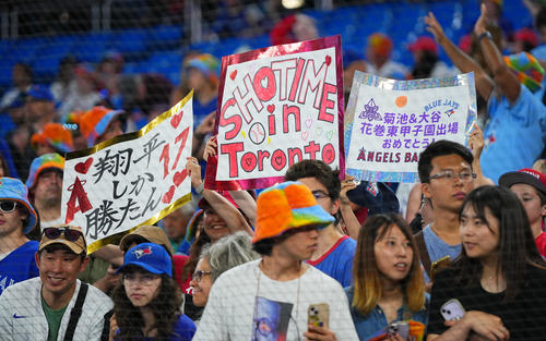 ブルージェイズ対エンゼルス 試合前、エンゼルス大谷を待つトロントのファン(撮影・垰建太)