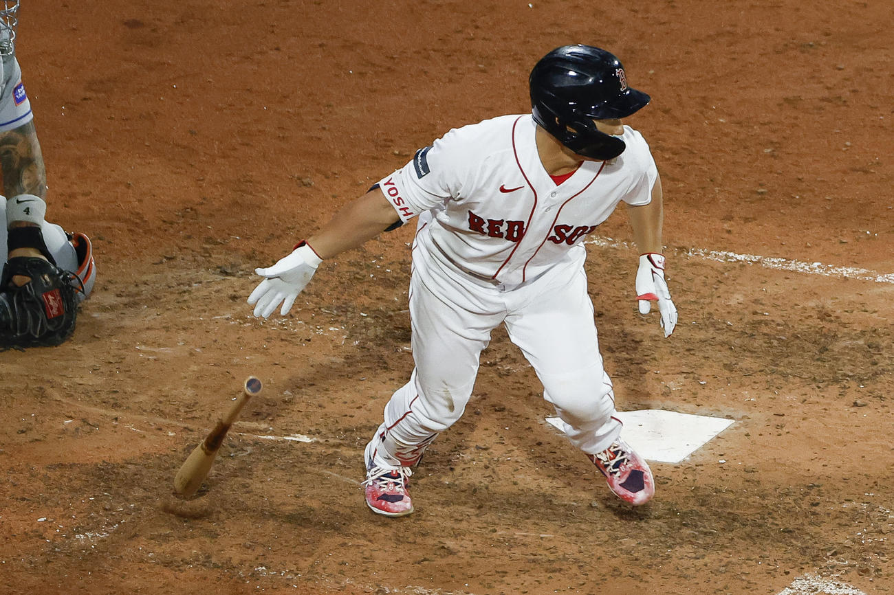メッツとの第2試合の7回、左前適時打を放つレッドソックス・吉田＝ボストン（共同）