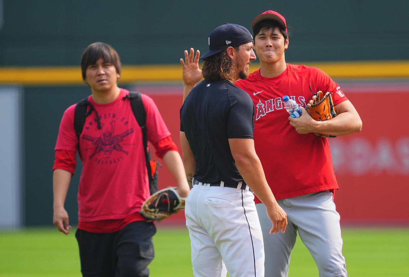 タイガース対エンゼルス　試合前練習を終えたエンゼルス大谷（右）は元同僚のタイガースのロレンゼンに笑顔で声をかける（撮影・垰建太）