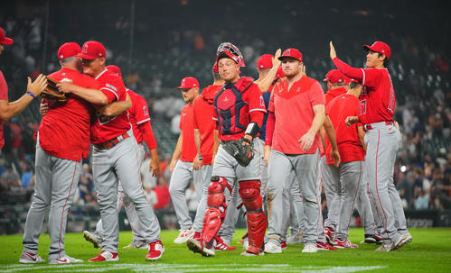 タイガース対エンゼルス　タイブレークを制しタイガースに勝利しナインとタッチを交わす大谷（右）らエンゼルスの選手たち（撮影・垰建太）