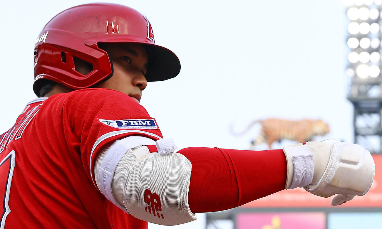 タイガース対エンゼルス　ネクスト・バッタースボックスで打席に備えるエンゼルス大谷（撮影・垰建太）